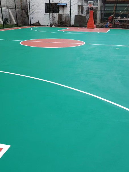 察哈尔右翼中 球场长期使用易出现地面开裂